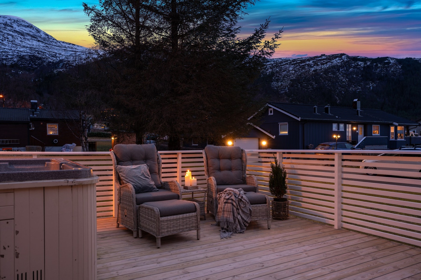 Nyt sene sommerkvelder på terrassen med utsikt mot vakre fjell og stemningsfull solnedgang. Galleribilde