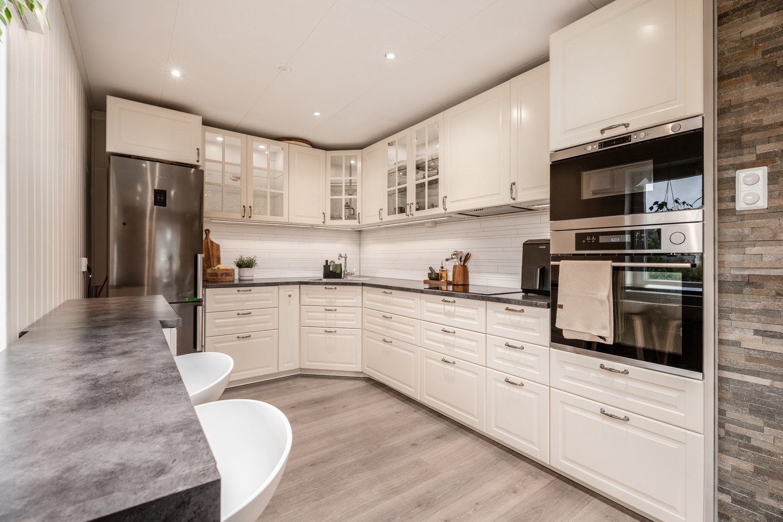 Kjøkkenet fremstår som elegant, med innredning fra 2017. Galleribilde