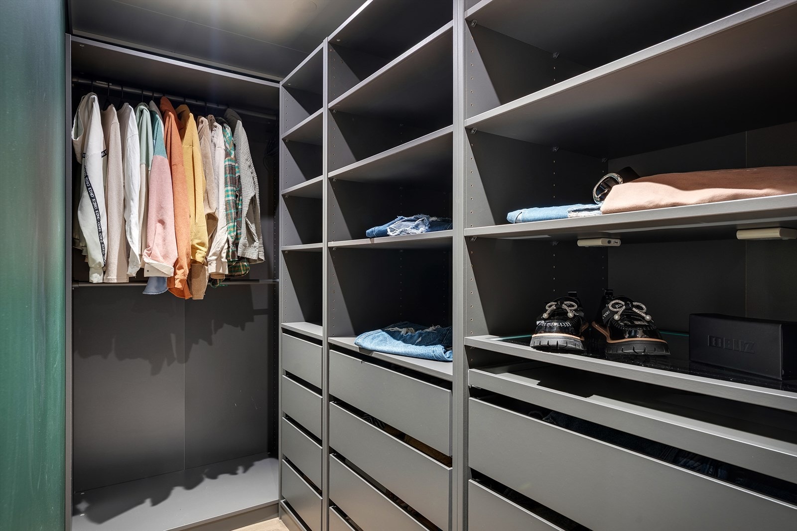 - Her er det også eget walk-in garderobeskap som gir en eksklusiv følelse - Galleribilde