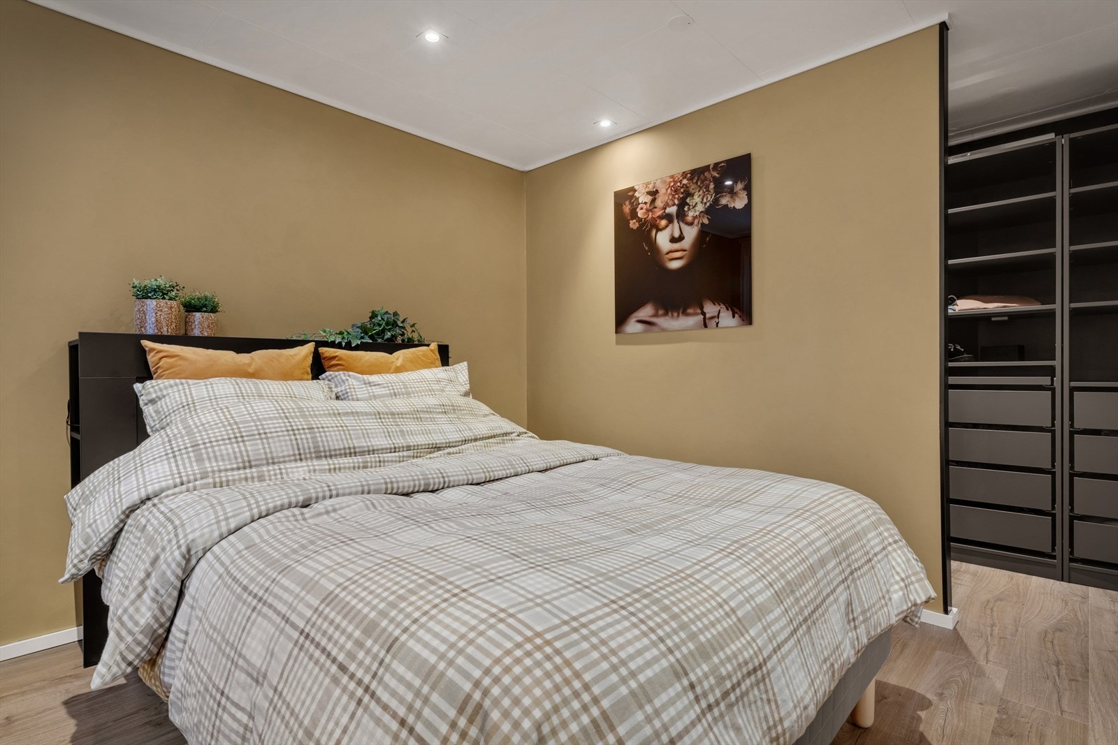 - Stort soverom med god plass til stor seng - Galleribilde