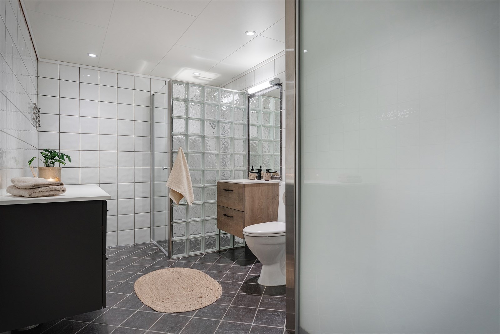 - Her får du en praktisk løsning hvor både vaskemaskin og tørketrommel kan skjules bak skapdører - Galleribilde