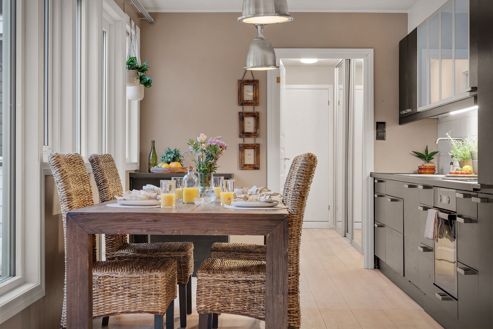 - Kjøkkeninnredning med slette fronter og laminat benkeplate med nedfelt vask - Galleribilde