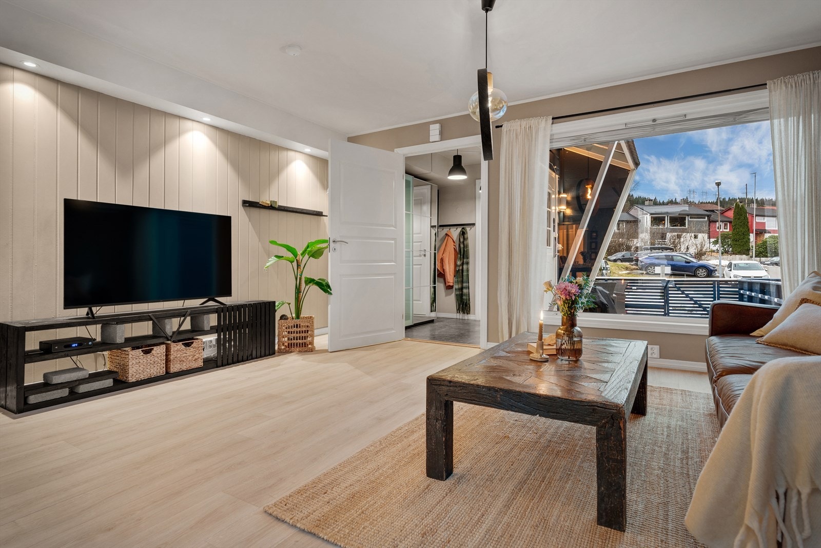 - Lys og luftig stue med åpen kjøkkenløsning - Galleribilde