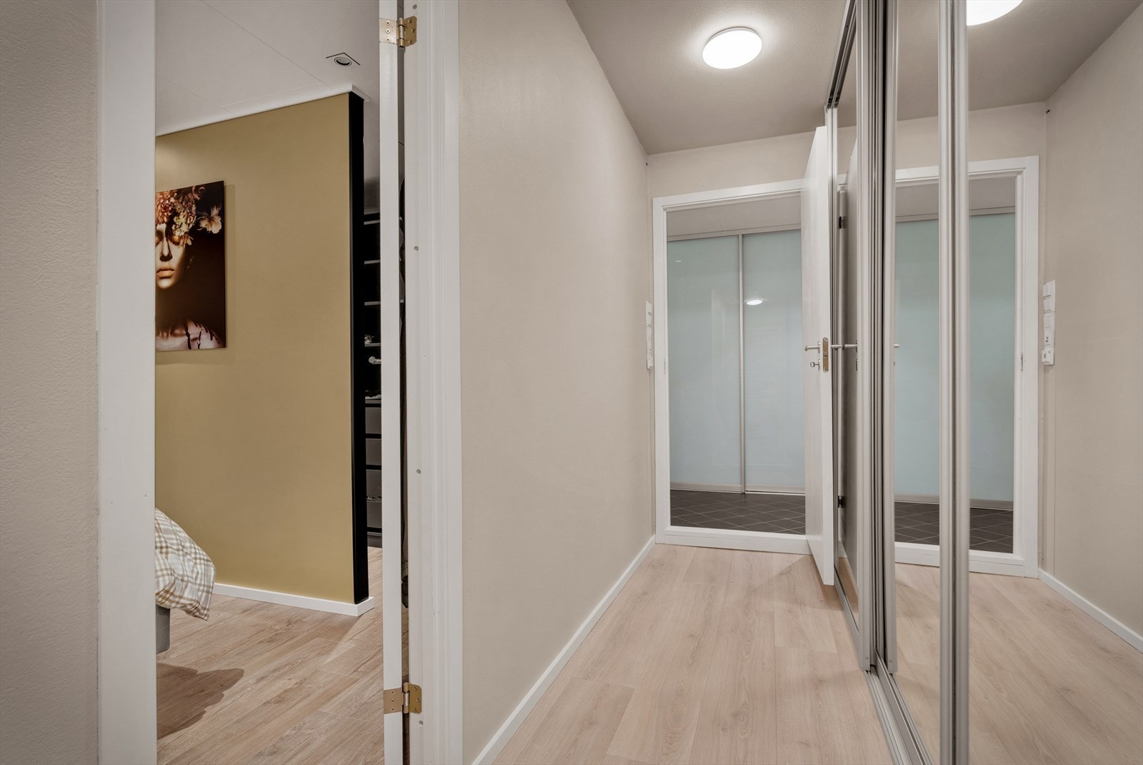 - Rikelig med oppbevaringsmuligheter i stort garderobeskap med speil og skyvedører i gang - Galleribilde