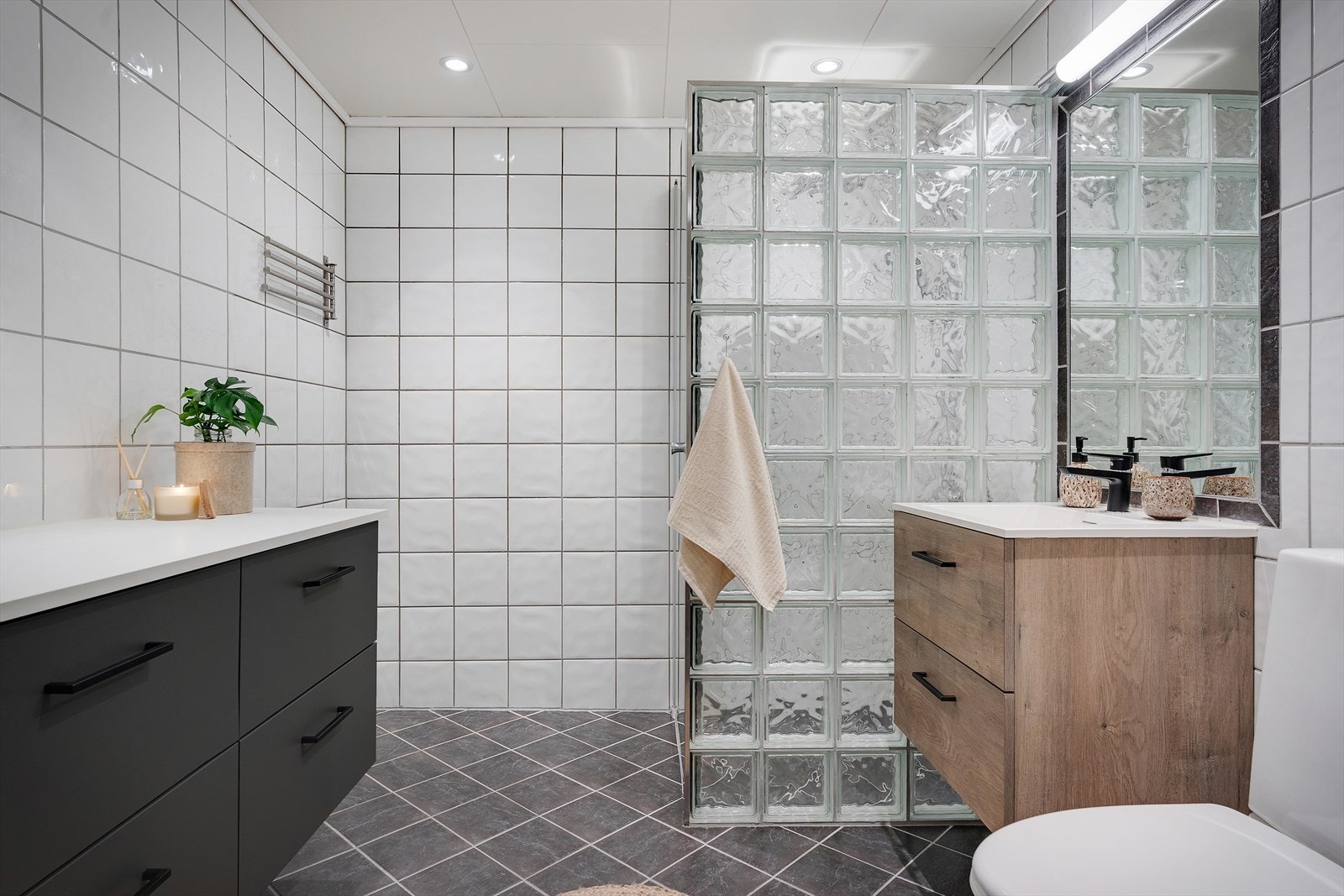 - I 2019 ble det montert nytt baderomsmøblement, dusjarmatur og toalett - Galleribilde