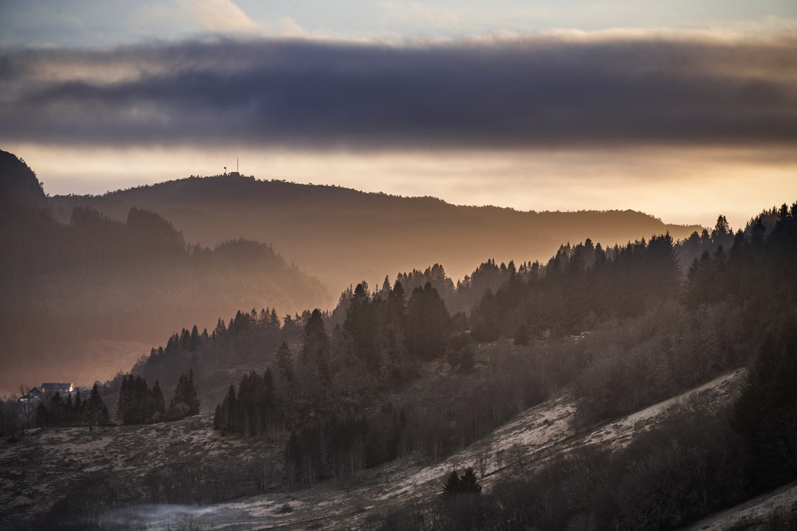 - Om vinteren er det kort vei til lysløypen på Frotveit med preparerte langrennsløyper, og Kalandsvannet er ideelt for både sykling og turgåing året rundt- Galleribilde