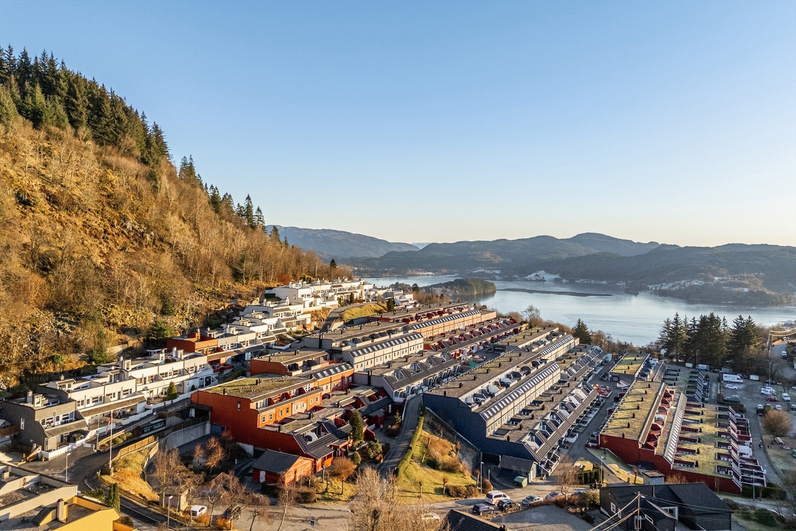 - Sameiet Solsiden Terrasse består av i alt 166 terrasserte rekkehusleiligheter. Sameiet er veldrevet og rolig, med gode uteområder som inviterer til avslapning og rekreasjon - Galleribilde