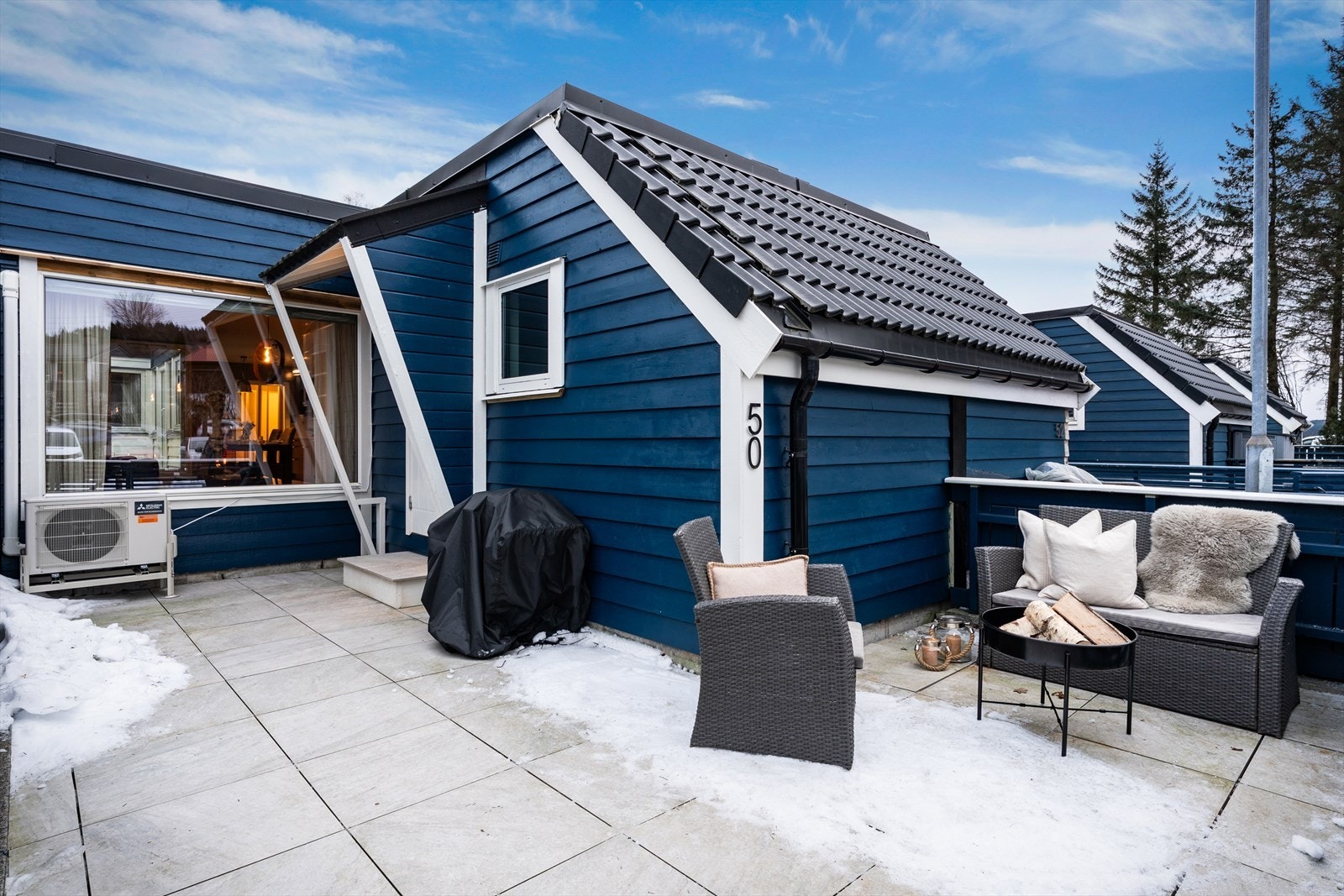 - Stor uteplass med gode solforhold og flotte steinheller - Galleribilde