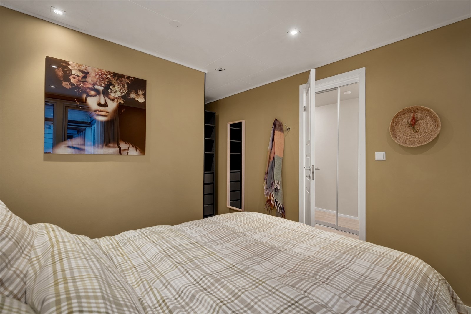 - Dempet, varm farge gir soverommet en innbydende atmosfære - Galleribilde