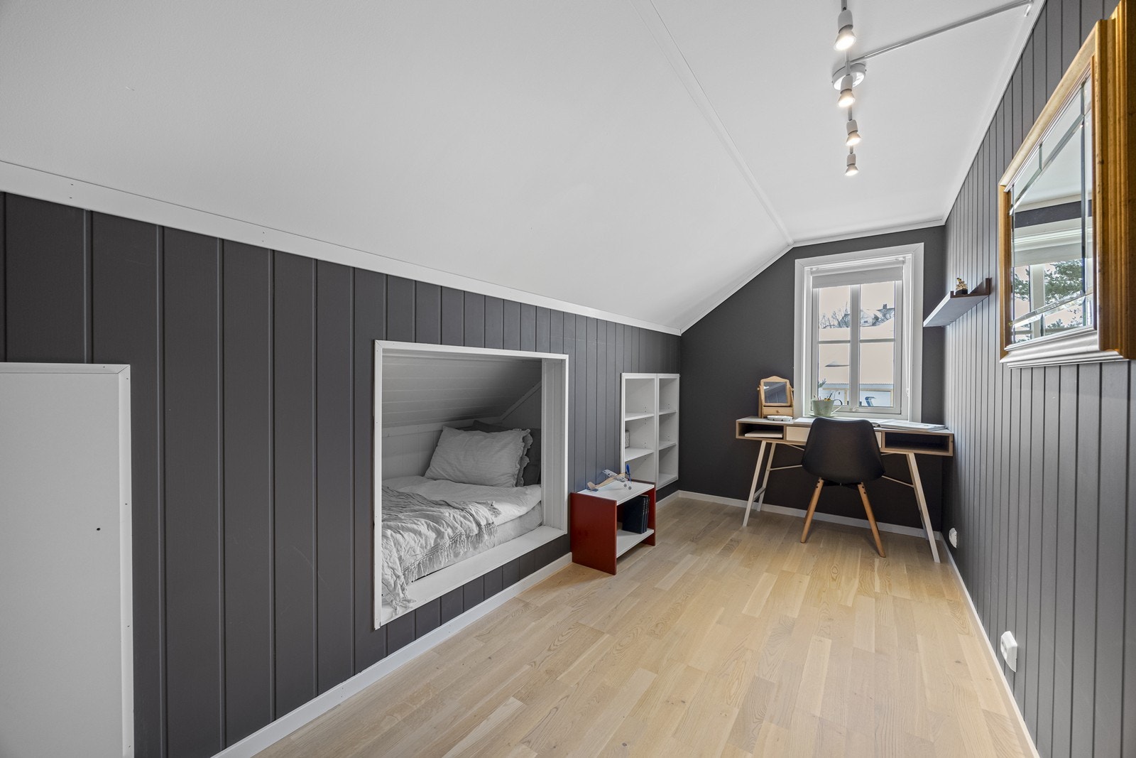 I 2. etasje er det 3 soverom. Plassbygd seng på to av soverommene. Galleribilde