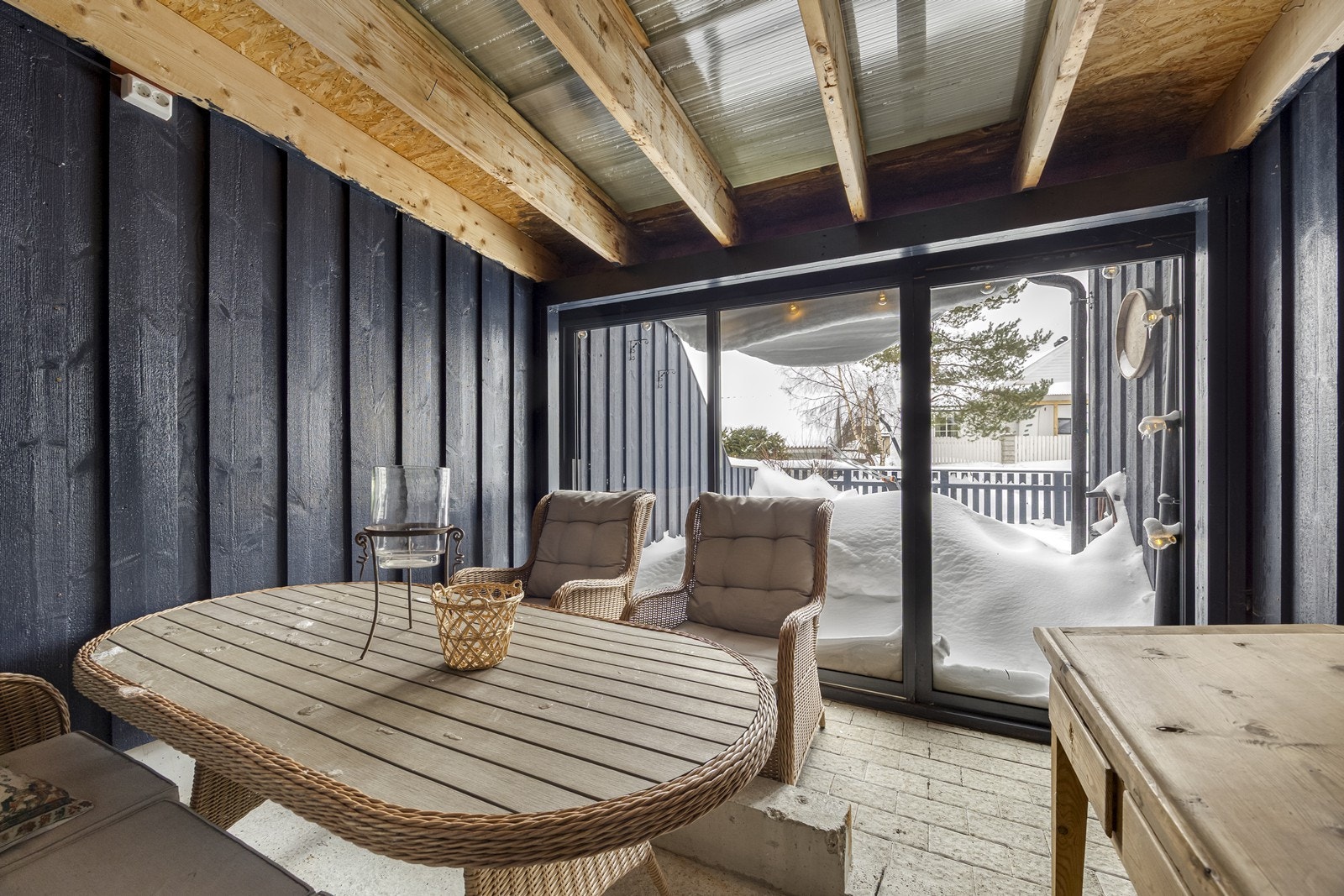 Hagestue i forlengelse av carport. Galleribilde