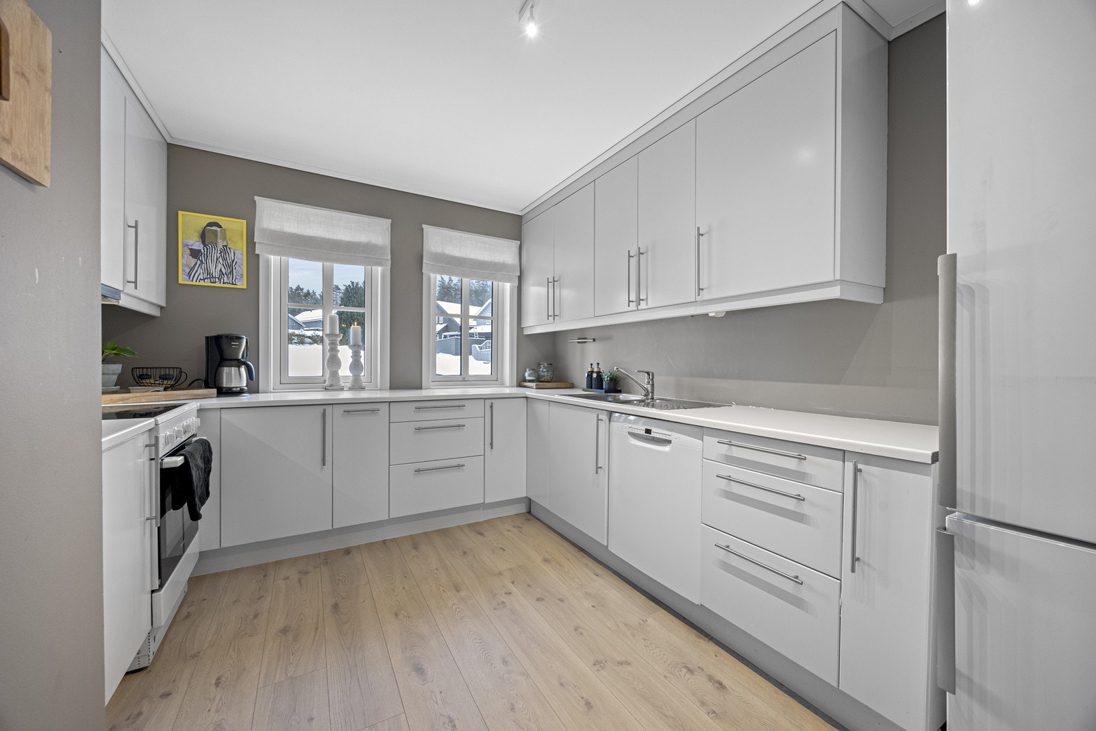 Godt med skap- og benkeplass. Galleribilde