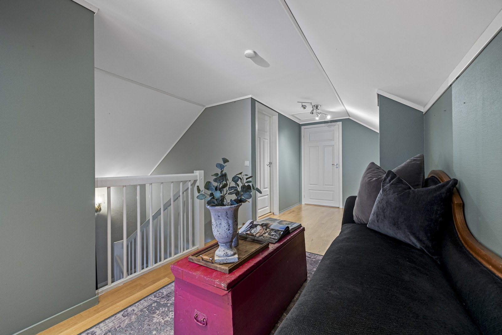 Gang i 2. etasje som kan benyttes som loftstue. Tilgang til kott i knevegger med god plass til lagring. Galleribilde