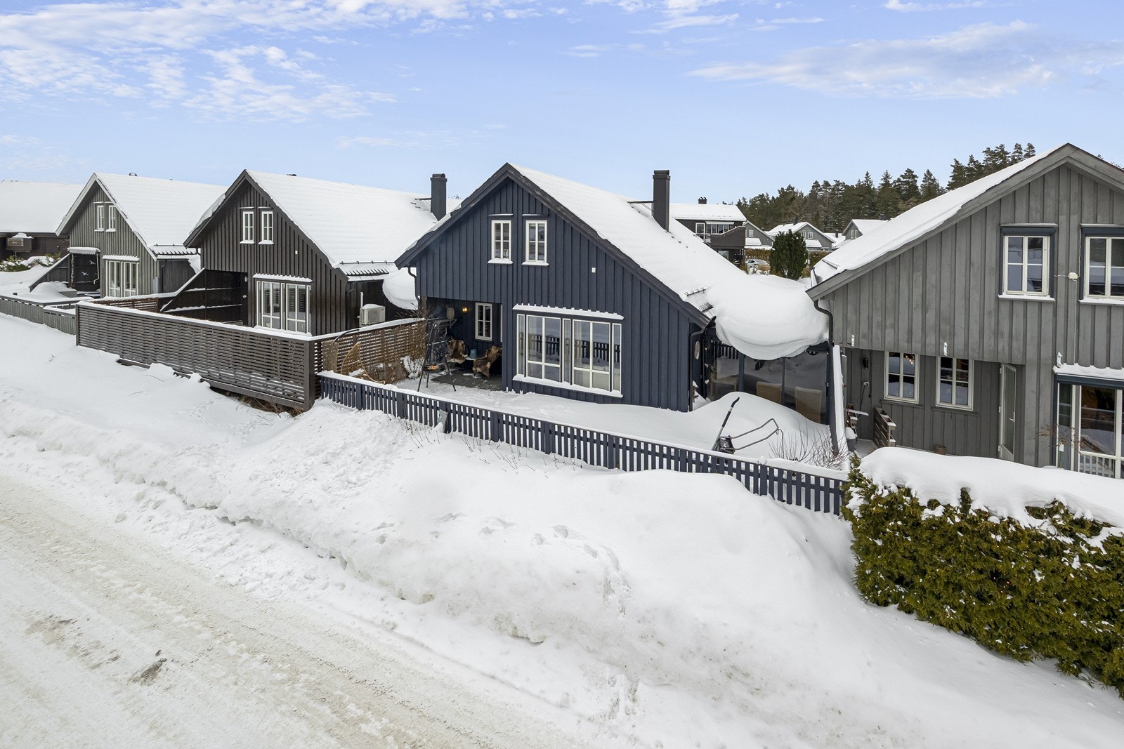 Eneboliger i kjede med carport mellom boligene. Galleribilde