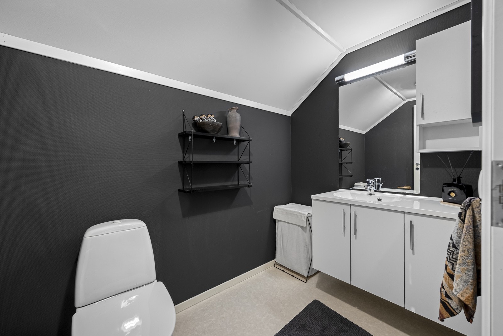 I 2. etasje er det praktisk toalettrom med wc og baderomsinnredning med skap og speil. Galleribilde