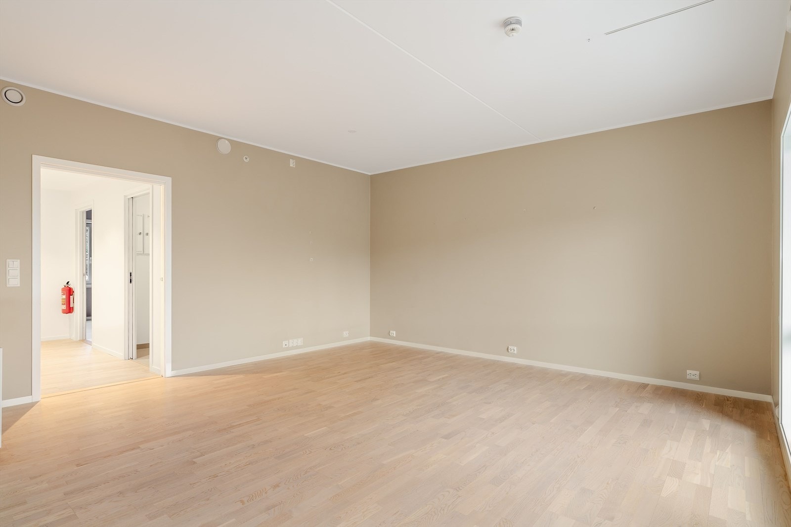 Leiligheten varmes opp med vannbåren varme via radiator. Balansert ventilasjon sørger for et godt inneklima. Galleribilde