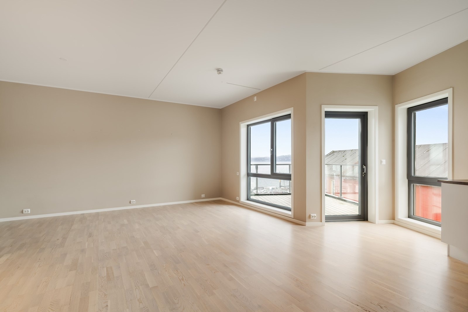 Leiligheten er malt opp i behagelige farger og har gjennomgående moderne standard. Galleribilde