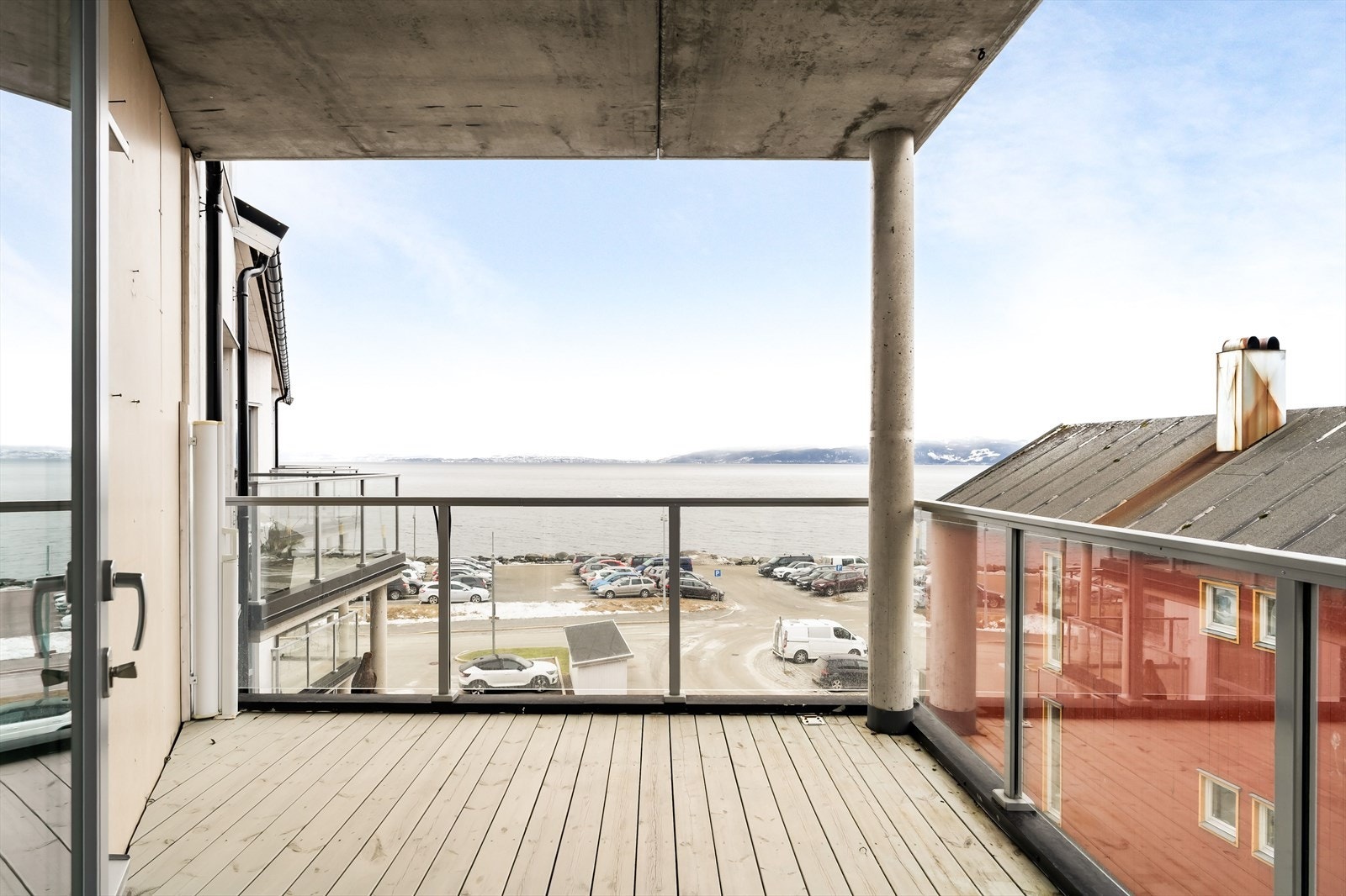 Leiligheten ligger veldig fint til med fantastisk sjøutsikt. Galleribilde