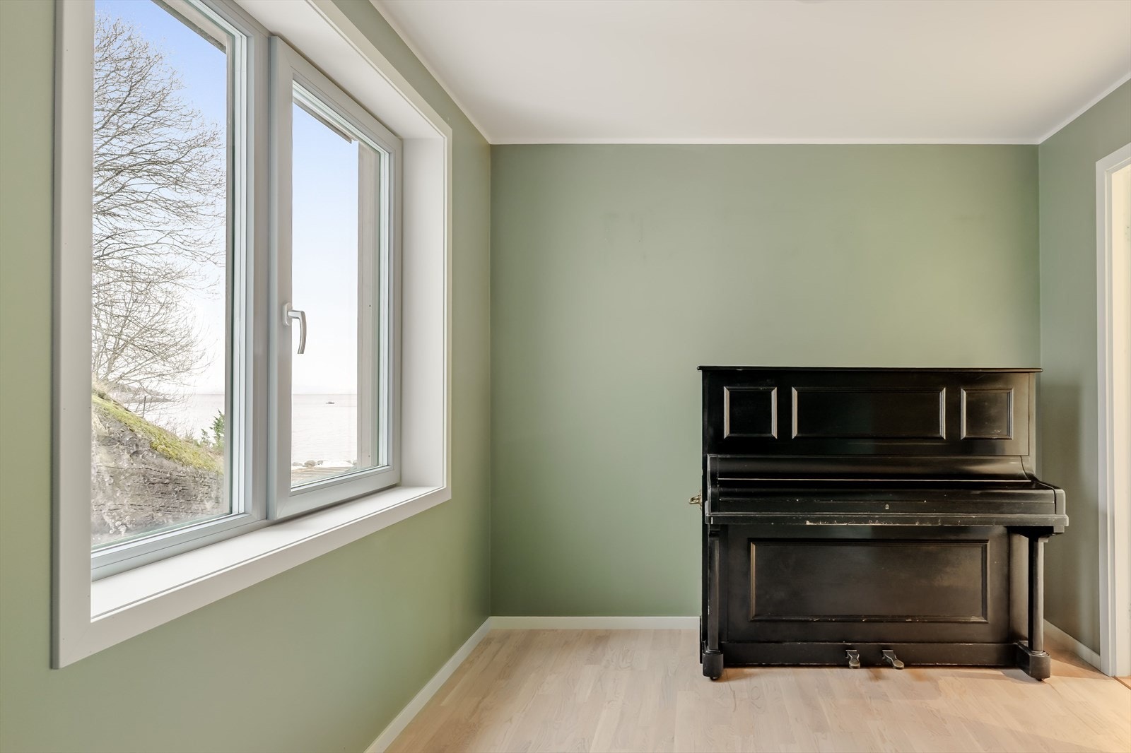 Legg merke til utsikten. (Piano i bildet vil bli fjernet). Galleribilde