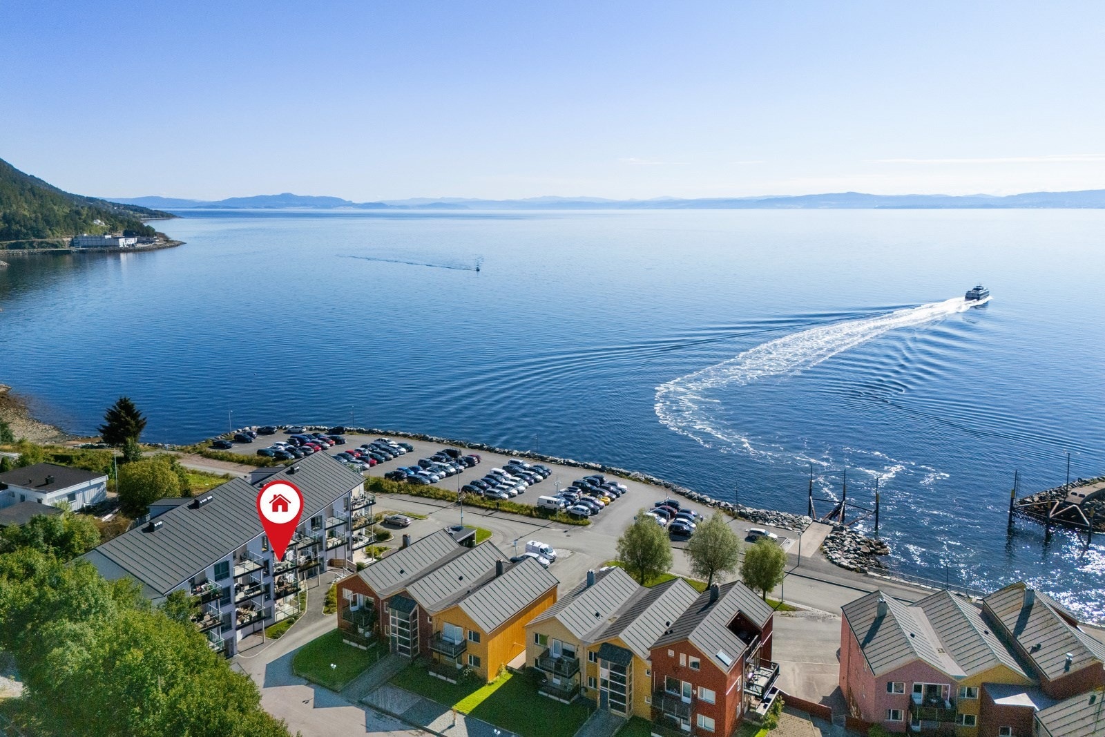 Hurtigbåten går flere ganger daglig. Så herfra er det fullt mulig å pendle til Trondheim for jobb. Galleribilde