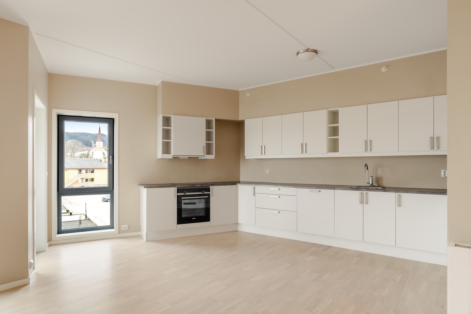 Svært innholdsrikt og påkostet kjøkken. Her får du godt med lagringsplass i over- og underskap. Galleribilde