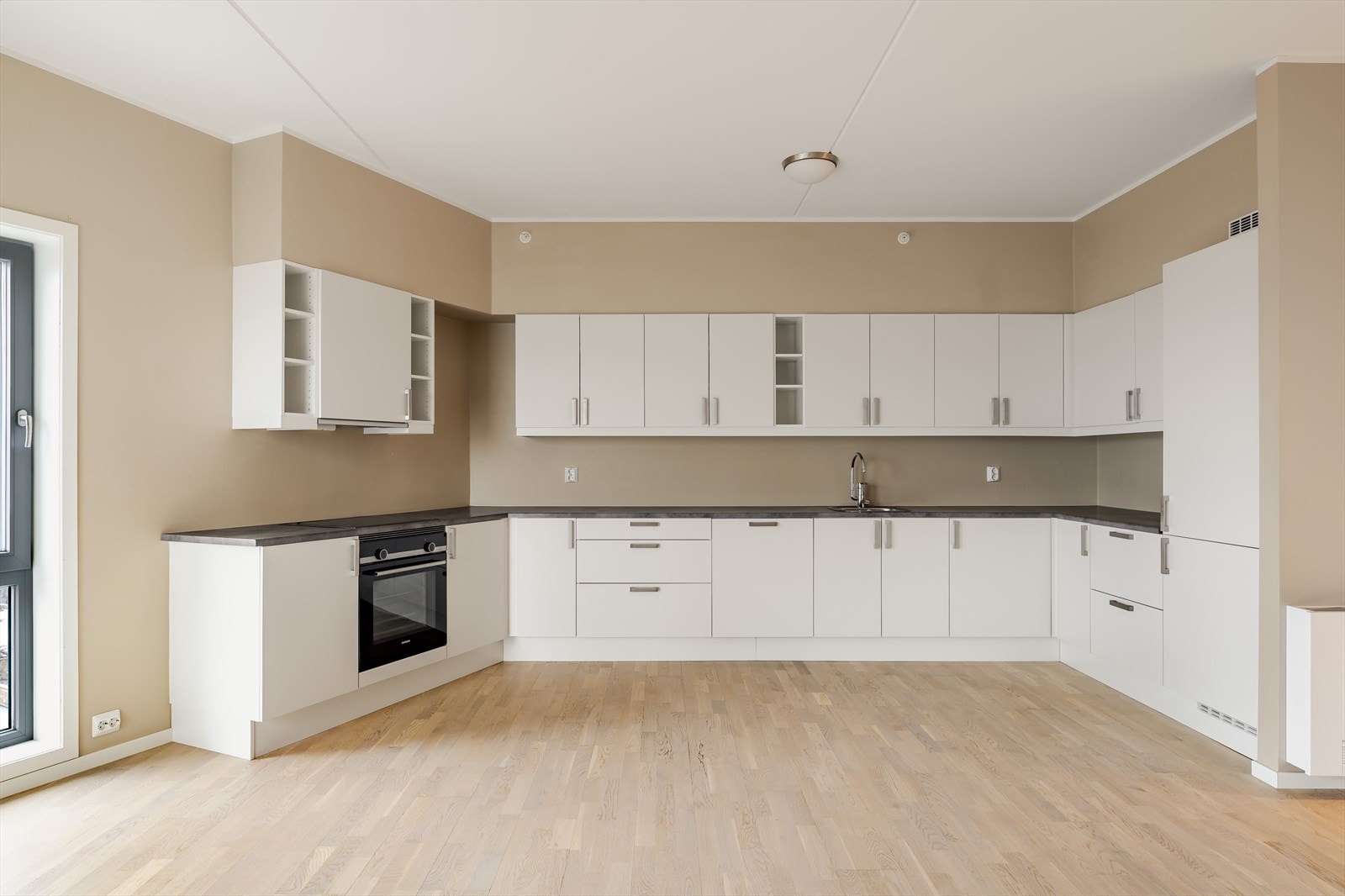 Kjøkkenet er fra Sigdal med hvitevarer fra Siemens. Her får du integrerte hvitevarer og store arbeidsflater. Galleribilde