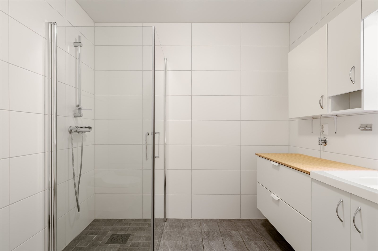 Det er vannbåren gulvvarme i gulvet på badet. Galleribilde