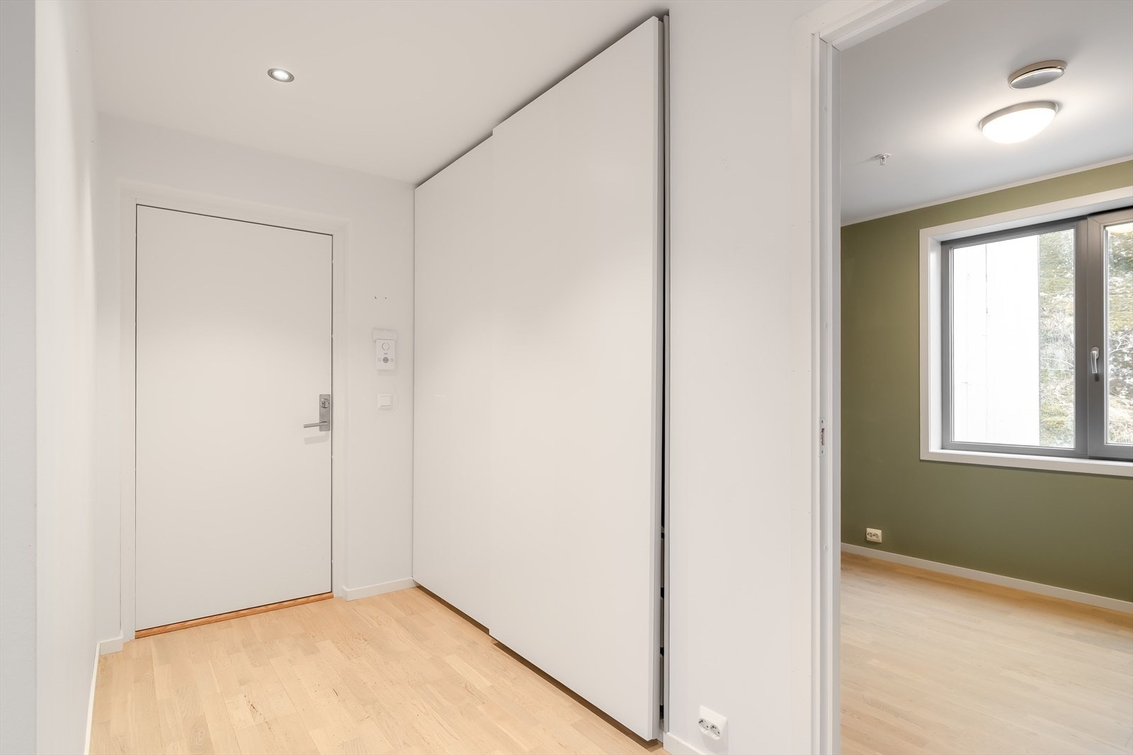 Entré med praktisk skyvedørsgarderobe med god plass til klær. Galleribilde