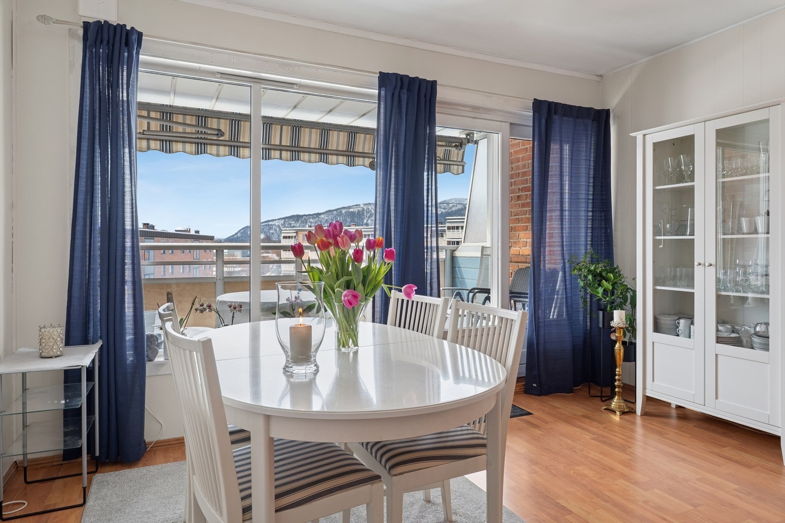 Fra stuen er det utgang til overbygget balkong Galleribilde