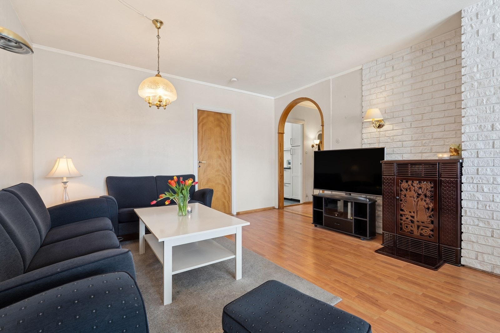 Lys og fin stue med god plass til sofagruppe Galleribilde