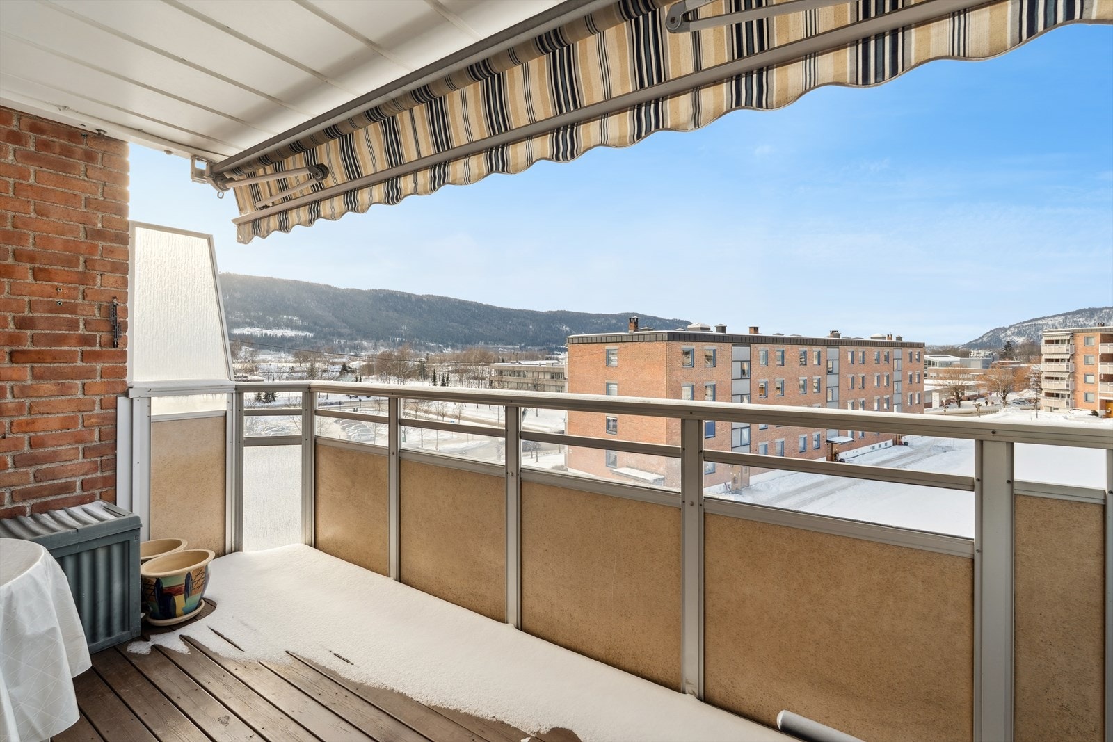 Balkong med markise Galleribilde