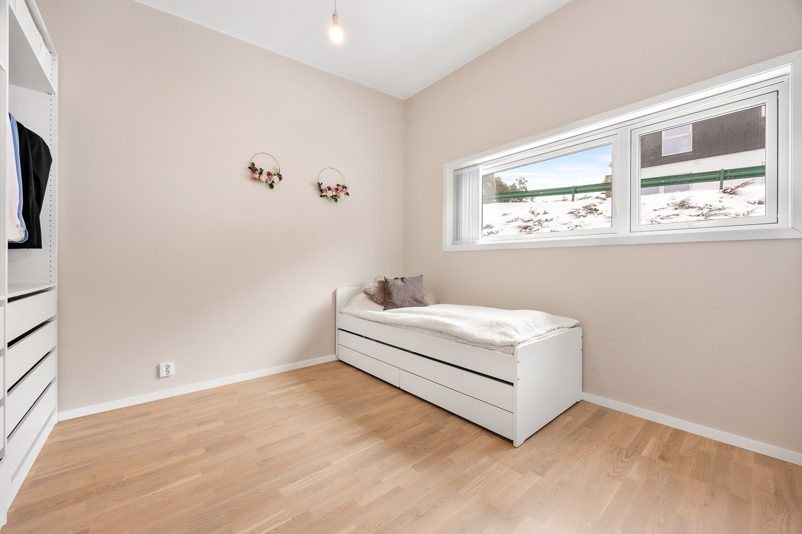 Et avlangt vindu gir godt med dagslys inn i rommet. Galleribilde