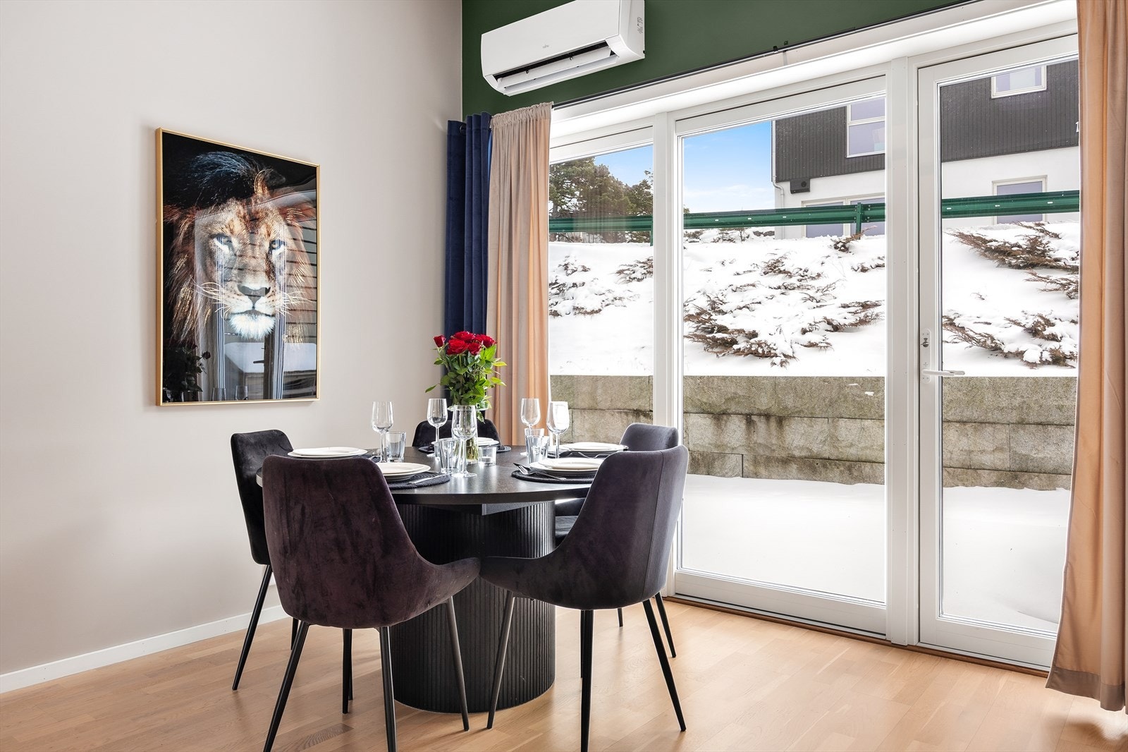 Spiseplassen er naturlig plassert ved kjøkkenet, med utgang til en egen terrasse. Galleribilde