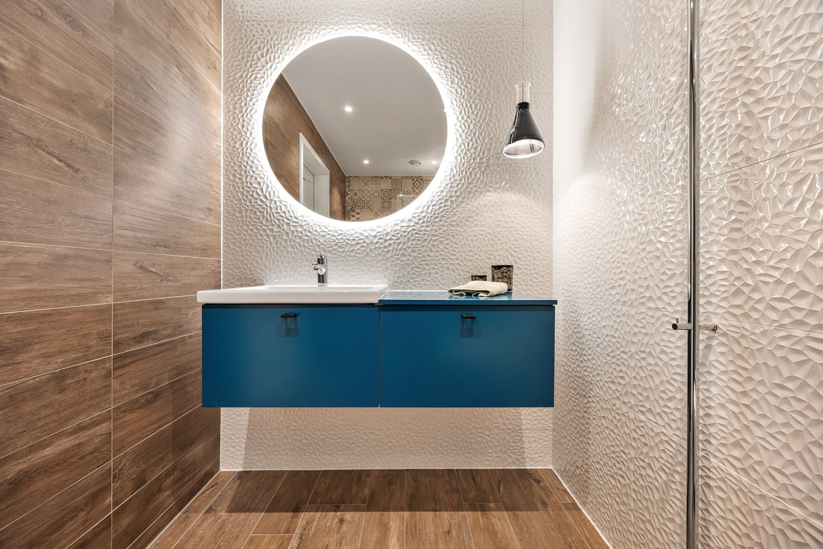 Det ene badet er tilknyttet hovedsoverommet og har en fargerik og moderne innredning. Galleribilde