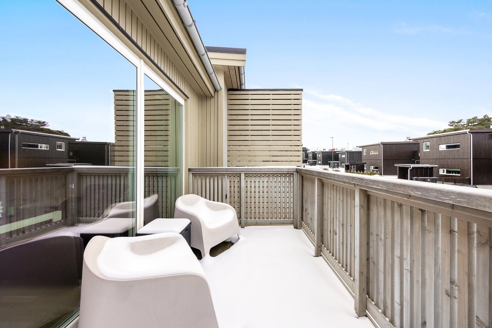 En fin uteplass for å nyte rolige dager med utsikt over nærområdet. Galleribilde