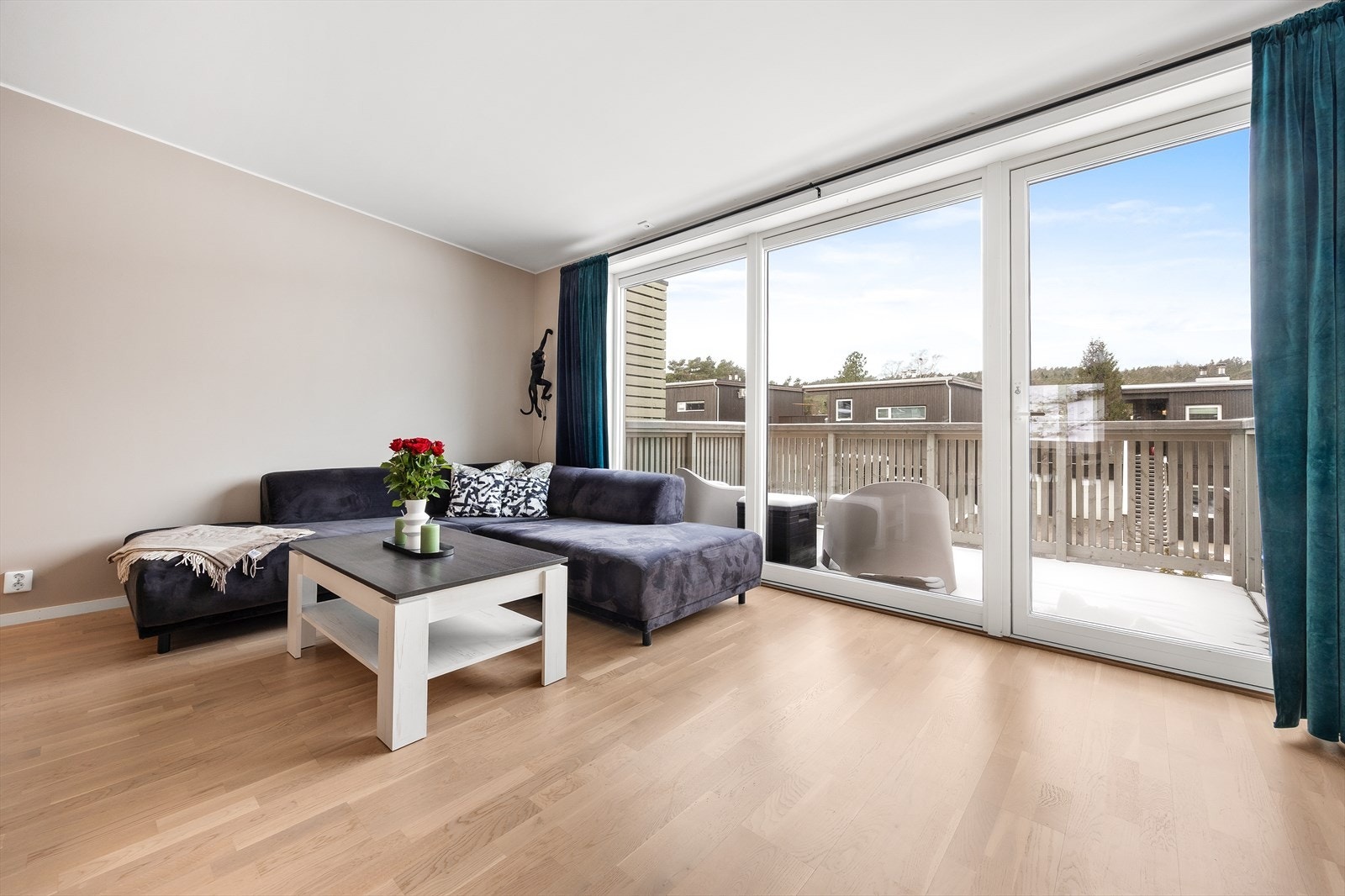 De store glassdørene visker ut skillet mellom inne- og uterom. Galleribilde