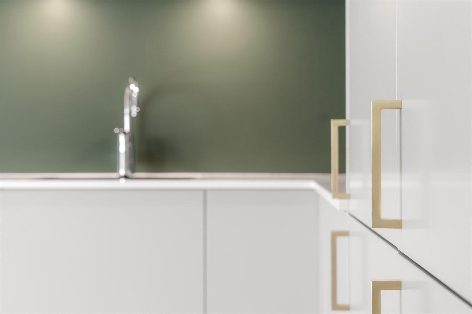 Detaljer som håndtak i messing gir innredningen et elegant preg. Galleribilde