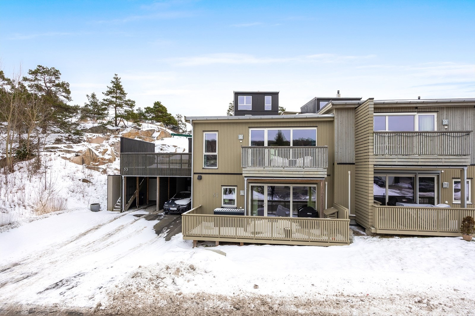 En moderne og arealeffektiv bolig med flere private uteplasser. Galleribilde