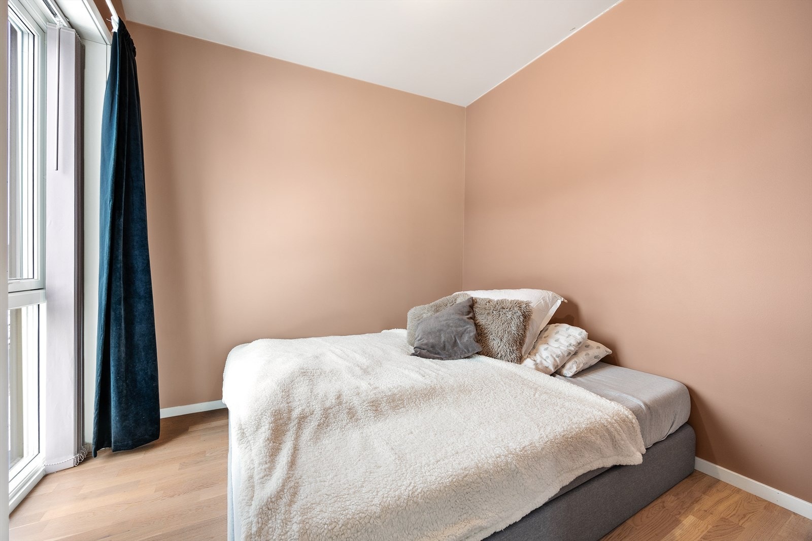 Hovedsoverommet har plass til dobbeltseng og utgang til terrasse. Galleribilde