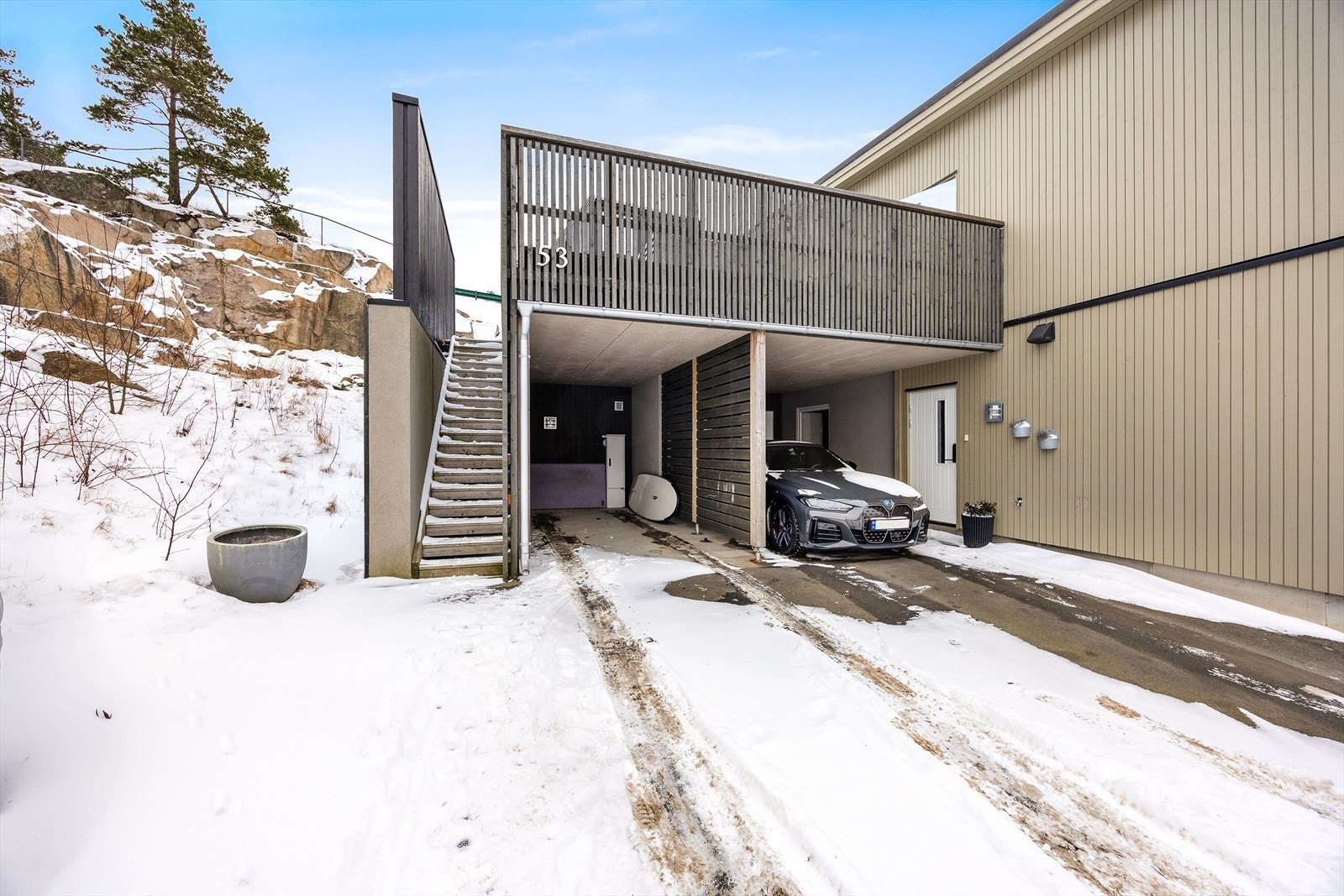 Leiligheten disponerer en egen parkeringsplass Galleribilde