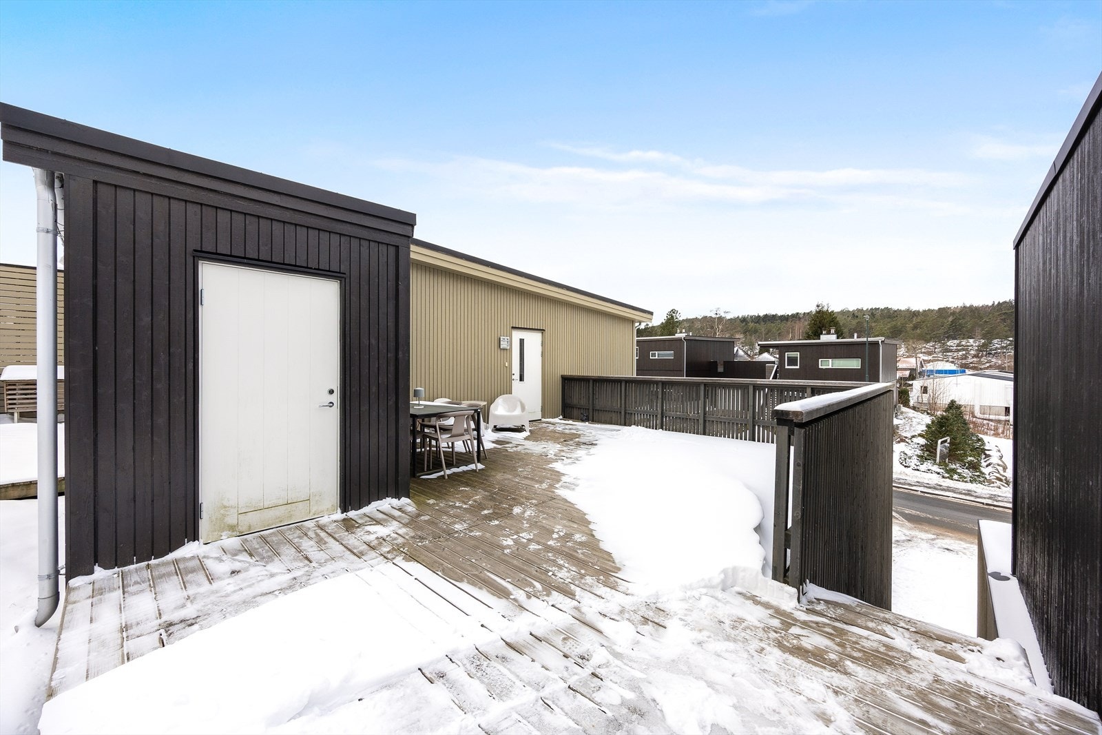 En stor, usjenert takterrasse gir rikelig med plass for utemøbler og sosiale sammenkomster. Galleribilde