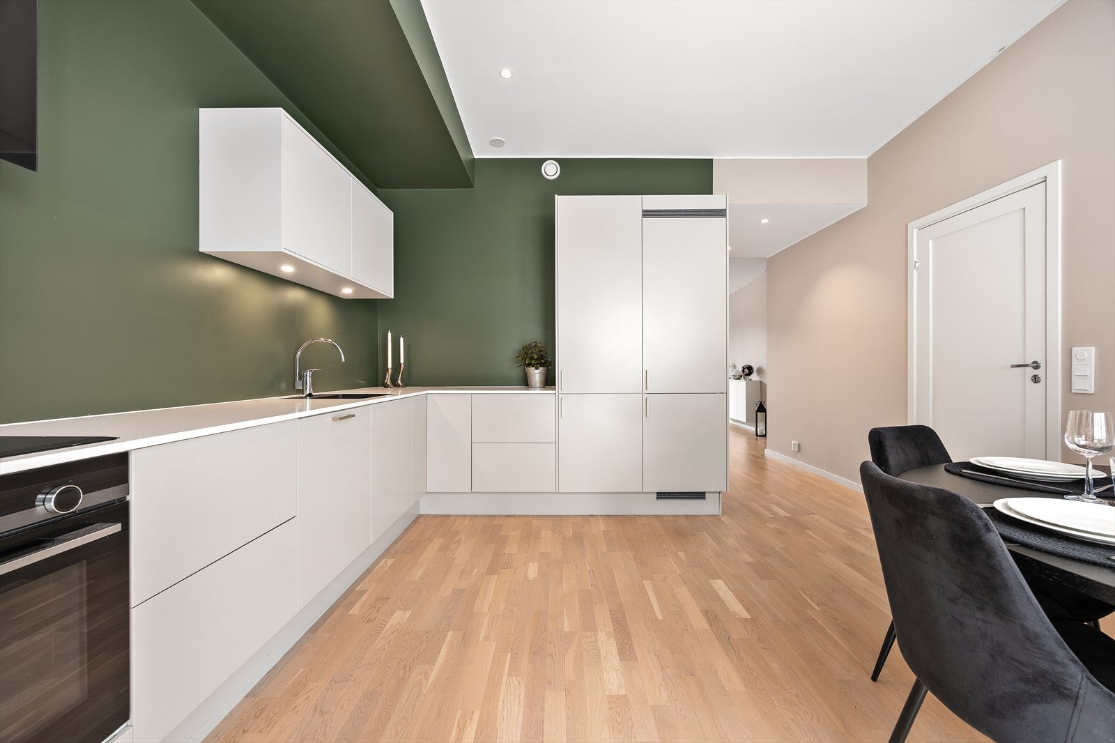 Godt med skap- og skuffeplass sikrer rikelig med oppbevaring. Galleribilde