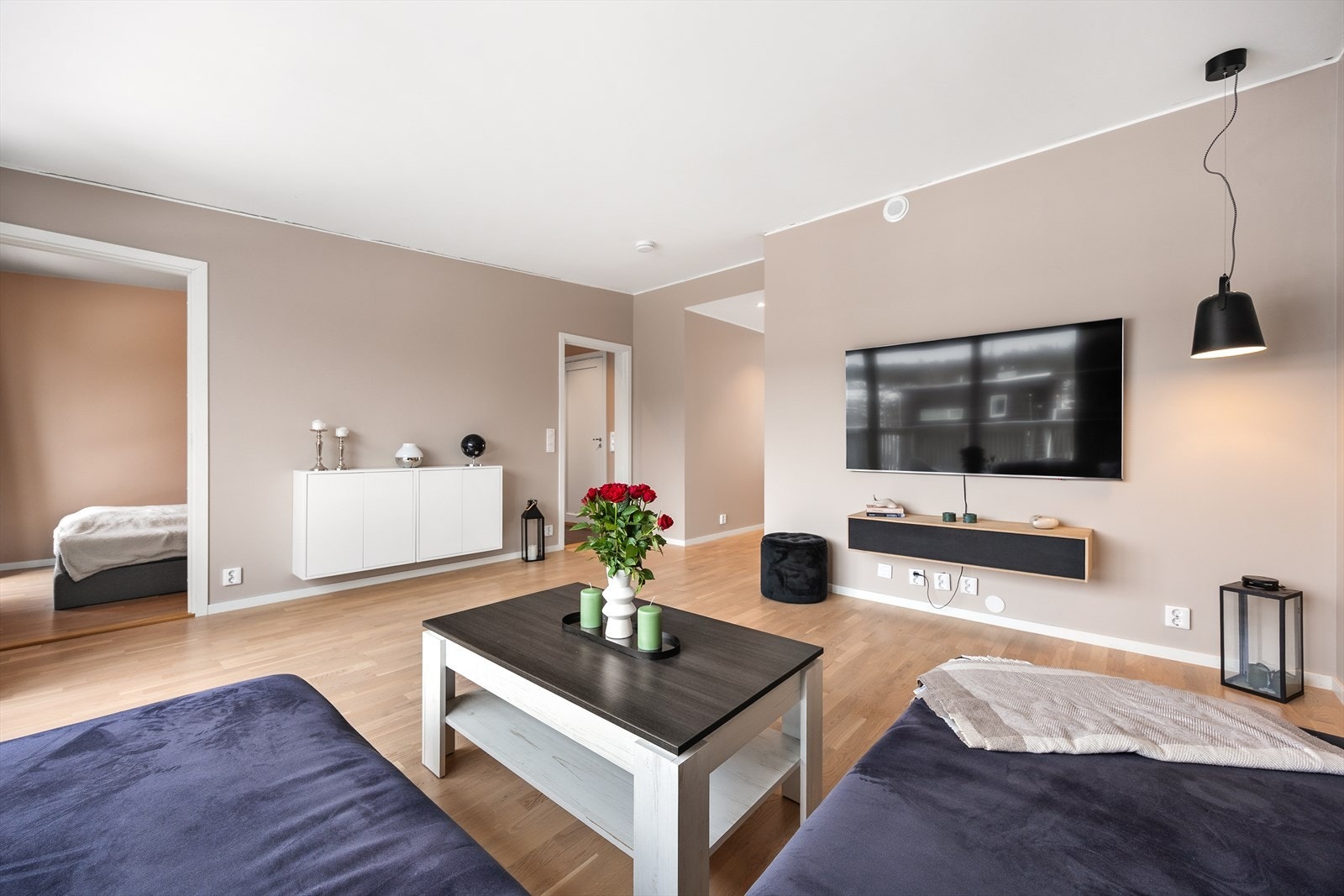 Gjennomgående parkettgulv binder rommene sammen på en elegant måte. Galleribilde