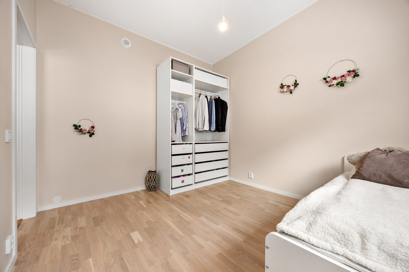 Her er det god plass til både seng og garderobeløsning. Galleribilde