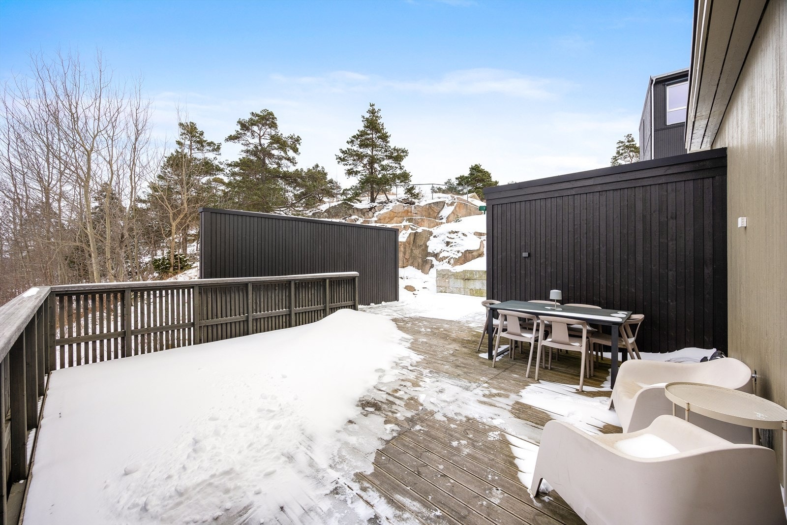 Terrassen er delvis skjermet, noe som gir privatliv. Galleribilde