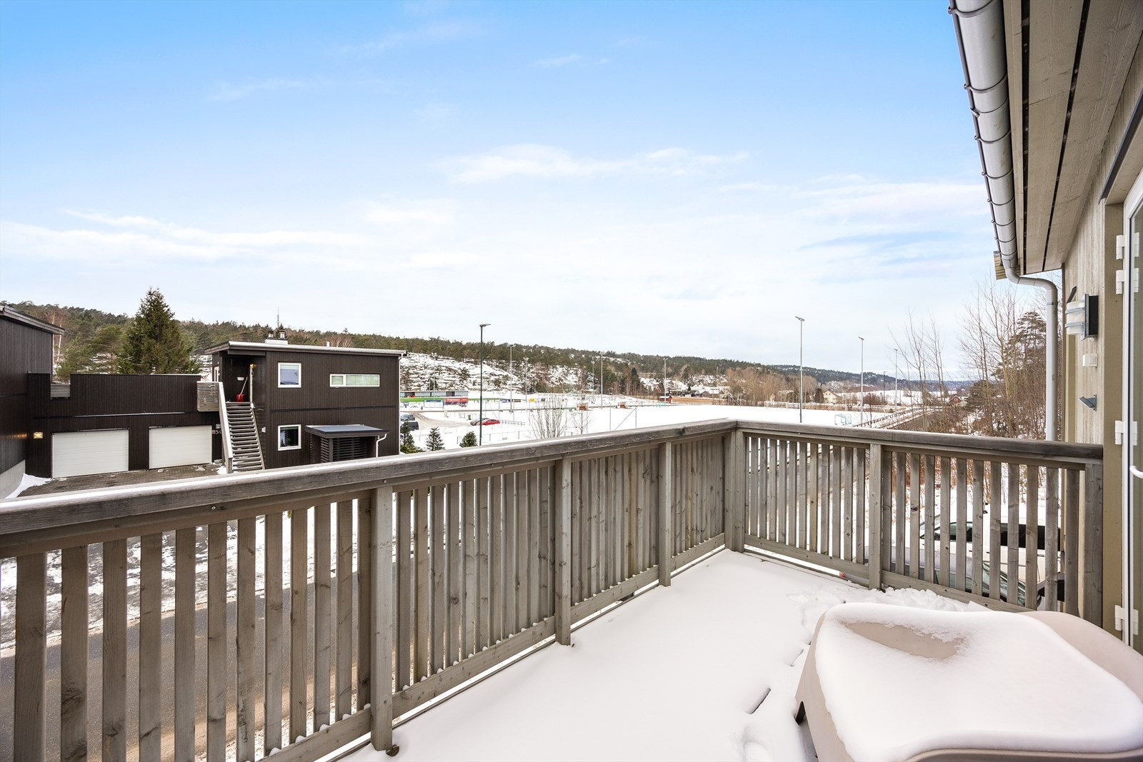 Fra terrassen ser man rett over til Trondalen idrettspark, kun 300 meter unna. Galleribilde