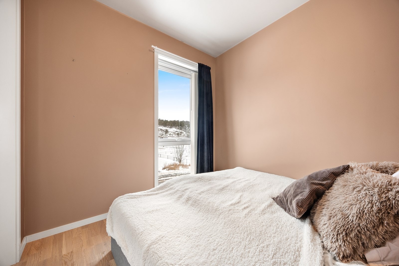 Rommet har en behagelig atmosfære og er malt i en dus fargetone. Galleribilde