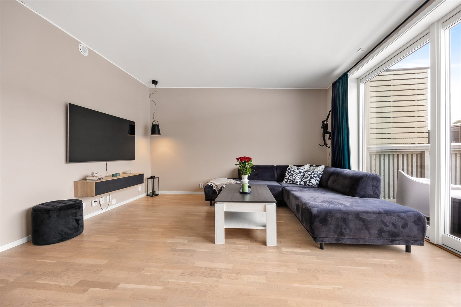 Her er det god plass for både sofagruppe og TV-møblement. Galleribilde