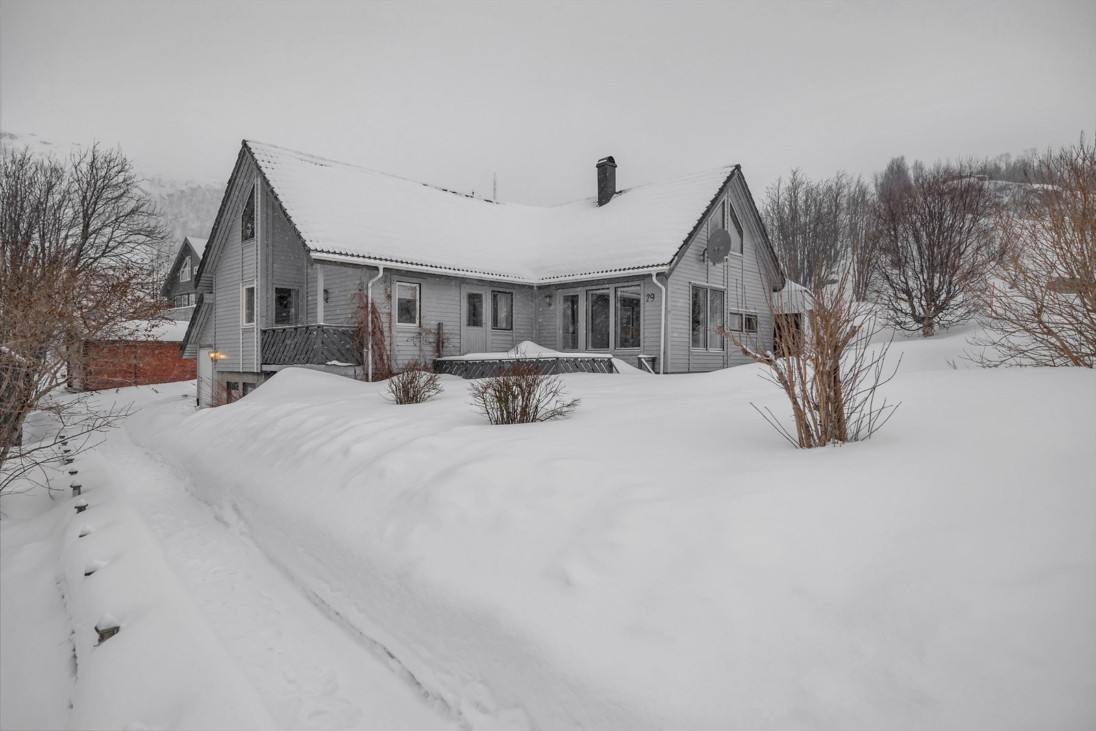 Eiendommen har beliggenhet i Ersfjord, kun en kort 25-minutterer kjøretur unna sentrum. Galleribilde