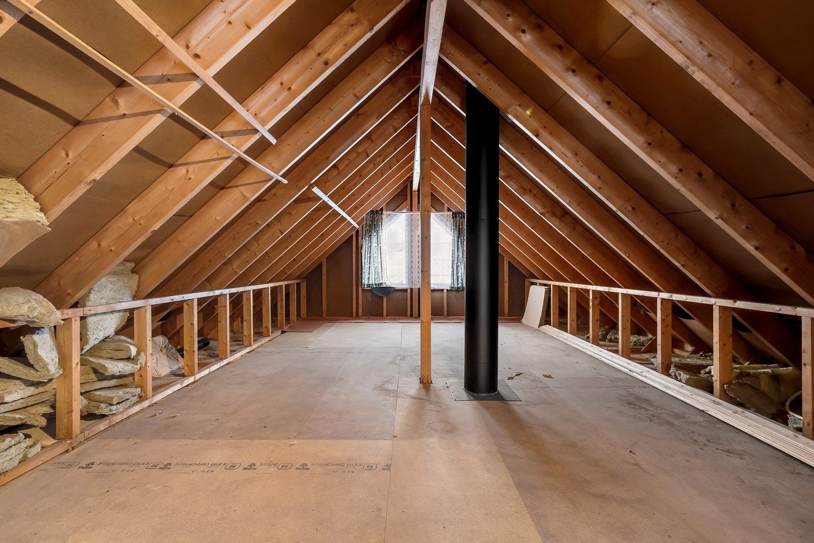 Loft med masse lagringsplass. Galleribilde